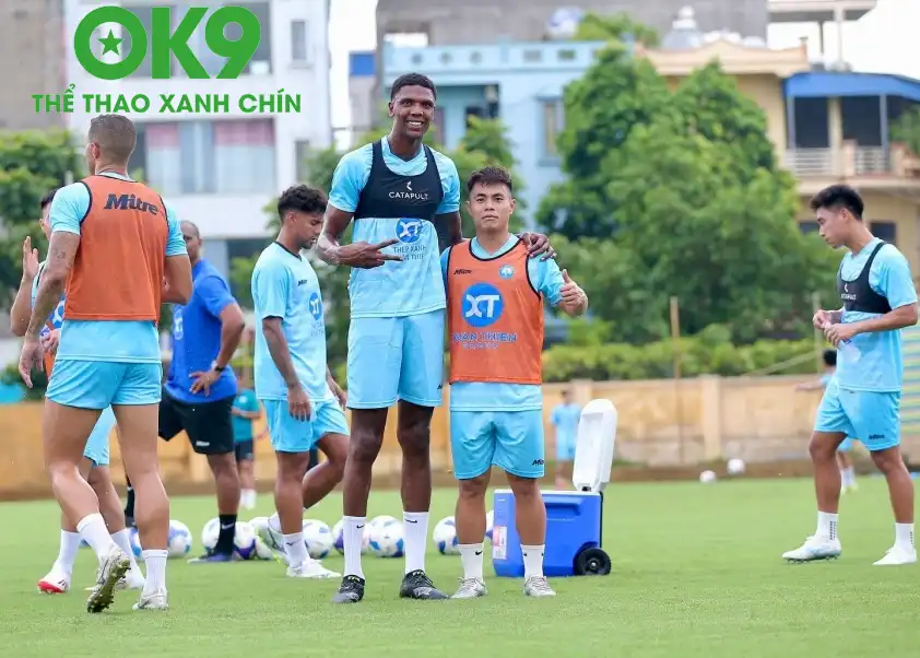 Tiền đạo cao nhất thế giới cũng đã cập bến đội bóng thành Nam. Ảnh: CLB