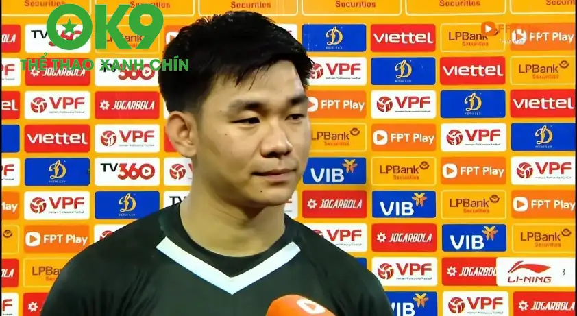 Thủ thành Văn Việt chia sẻ cảm xúc sau chiến thắng (Ảnh: CMH)